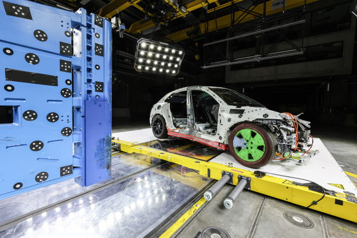 Die B-Säule und der Schweller sind nach dem seitlichen Crash verbogen, doch die Batterie im Porsche Macan hat alles unbeschadet überstanden. (Bild: Porsche)